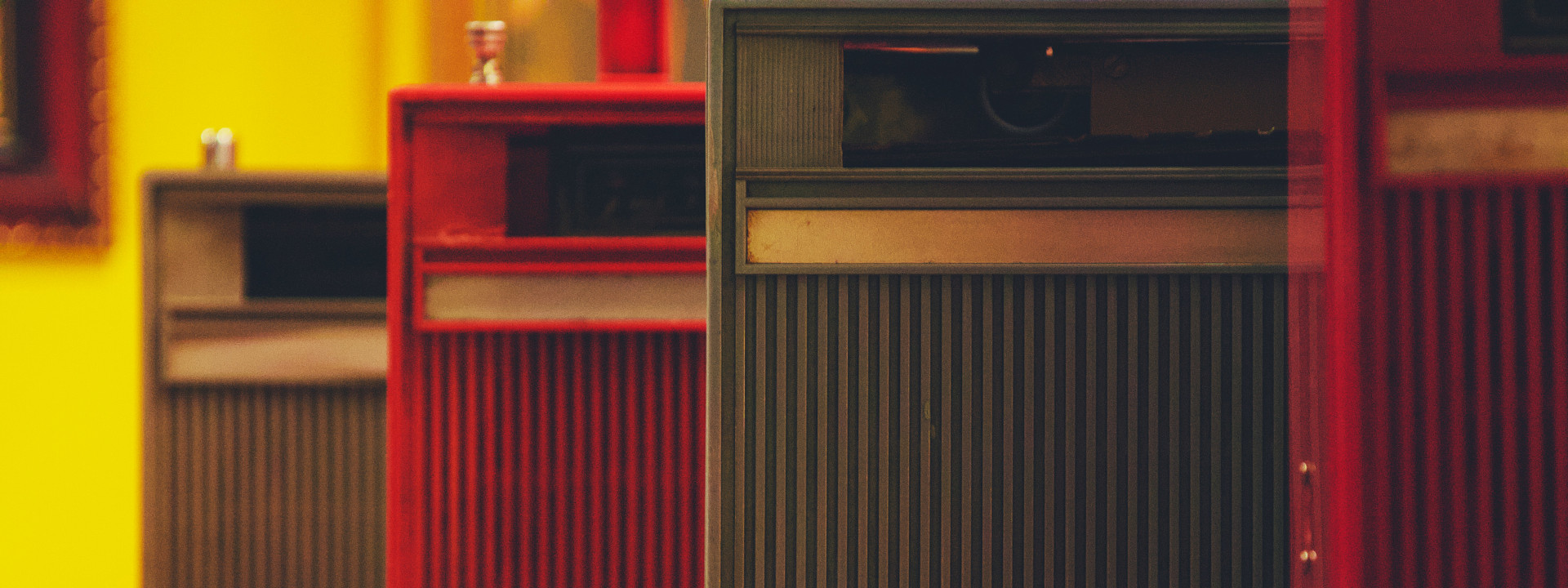 Vier in der Flucht hintereinander aufgestellte alte Radios.